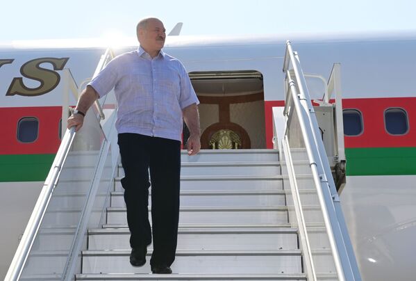 Президент Белоруссии Александр Лукашенко в аэропорту Сочи - Sputnik Абхазия