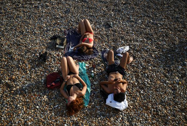 Отдыхающие на пляже в Брайтоне, Великобритания - Sputnik Абхазия