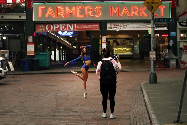 Танцовщица позирует фотографу на рынке Пайк-плейс в Сиэтле, штат Вашингтон, США - Sputnik Абхазия