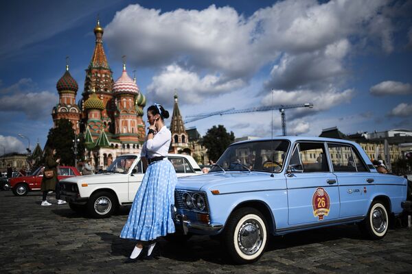 Девушка на фоне жигулей перед стартом авторалли уникальных машин советской эпохи ГУМ-Авторалли-2020 - Sputnik Абхазия