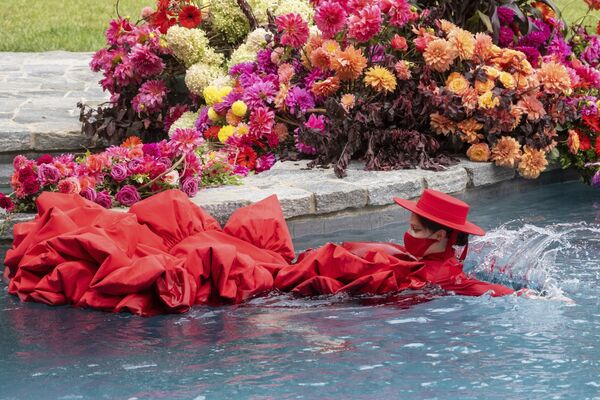 Модель Коко Роша плавает в бассейне во время показа Christian Siriano в рамках Недели моды в Нью-Йорке - Sputnik Абхазия