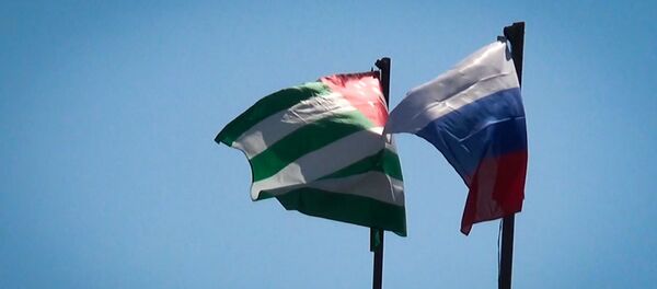 Торжественная церемония поднятия государственных флагов участников стратегического командно-штабного учения «Кавказ-2020» на территории Абхазии состоялась на полигоне «Цабал».  - Sputnik Абхазия