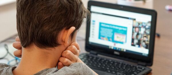 Ребенок у ноутбука  - Sputnik Абхазия
