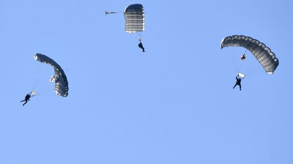 Военнослужащие во время десантирования на учениях Славянское братство - 2020 с участием военнослужащих Псковской дивизии ВДВ России и подразделений Сил специальных операций армии Белоруссии на полигоне Брестский - Sputnik Аҧсны