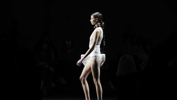 Модель в наряде из коллекции Simona Marziali на Миланской неделе моды - Sputnik Абхазия