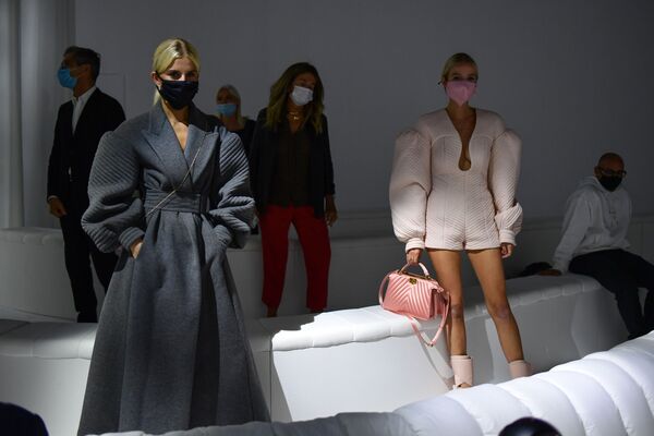 Показ коллекции Fendi на Неделе моды в Милане  - Sputnik Абхазия
