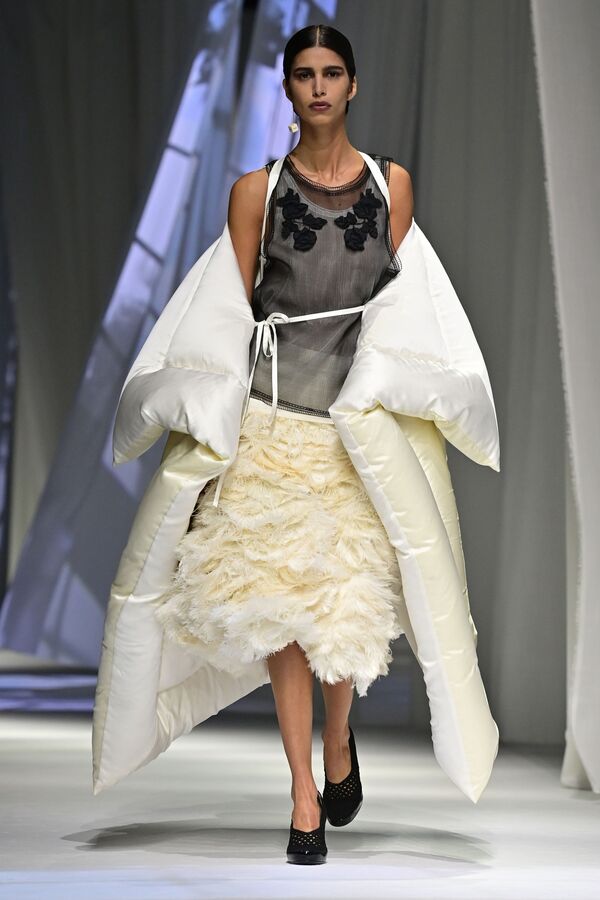 Модель демонстрирует наряд из коллекции Fendi's Spring/Summer 2021 на Миланской неделе моды - Sputnik Абхазия