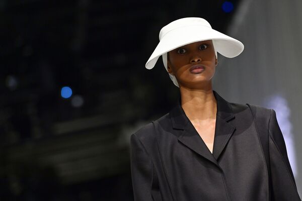 Модель демонстрирует наряд из коллекции Fendi's Spring/Summer 2021 на Миланской неделе моды - Sputnik Абхазия