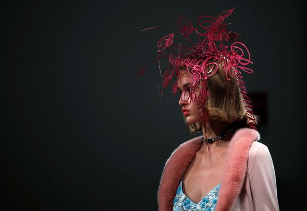 Модель демонстрирует наряд из коллекции Blumarine Spring/Summer 2021 на Миланской неделе моды - Sputnik Абхазия