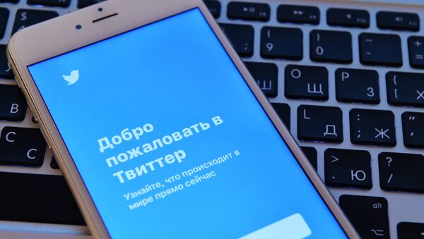 Страница социальной сети Twitter на экране смартфона. - Sputnik Абхазия