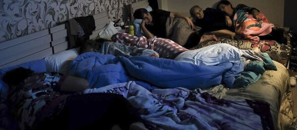 Люди в бомбоубежище в Нагорном Карабахе Люди в бомбоубежище в Нагорном Карабахе - Sputnik Абхазия