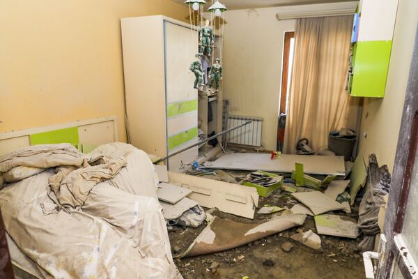 Разрушенная после обстрела квартира в Степанакерте, Нагорно-Карабахской Республике - Sputnik Абхазия
