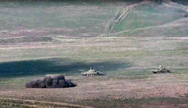 Армянская армия уничтожает азербайджанские танки на линии соприкосновения Нагорно-Карабахской Республики - Sputnik Абхазия