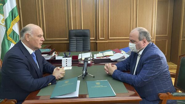 Президент Абхазии Аслан Бжания принял сегодня министра здравоохранения Тамаза Цахнакия - Sputnik Абхазия