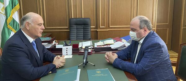 Президент Абхазии Аслан Бжания принял сегодня министра здравоохранения Тамаза Цахнакия Президент Абхазии Аслан Бжания принял сегодня министра здравоохранения Тамаза Цахнакия - Sputnik Абхазия