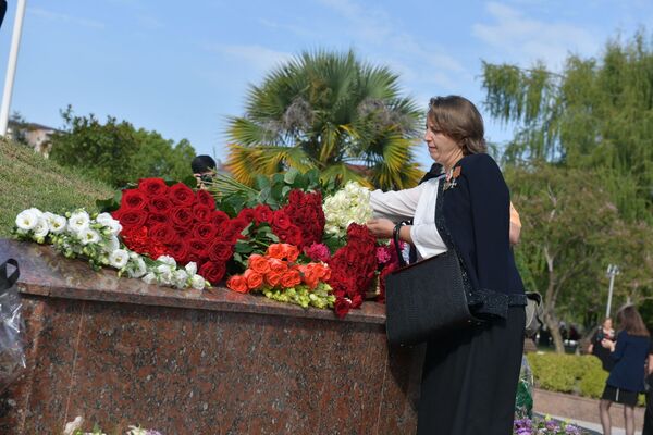 Церемония возложения цветов в Парке Славы в Сухуме - Sputnik Абхазия
