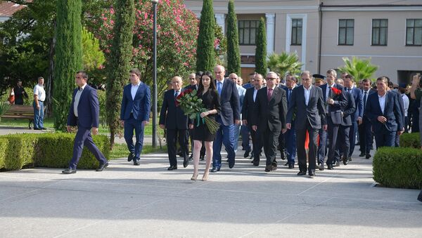 Церемония возложения цветов в Парке Славы в Сухуме - Sputnik Абхазия