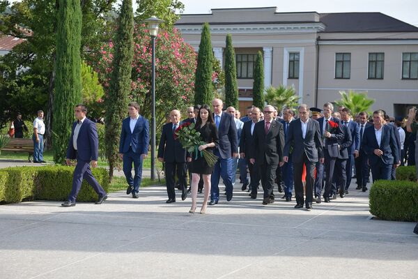 Церемония возложения цветов в Парке Славы в Сухуме - Sputnik Аҧсны