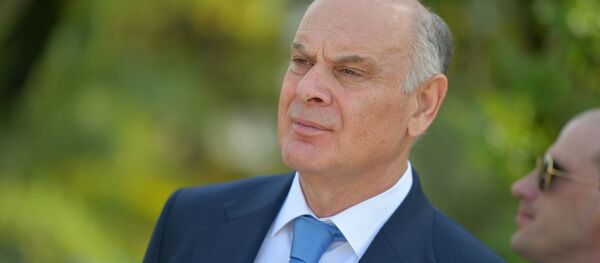 Президент Аслан Бжания на церемонии возложения цветов в Парке Славы в Сухуме - Sputnik Абхазия