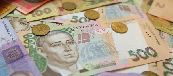 Банкноты номиналом 200 и 500 гривен в одном из обменников в Киеве. - Sputnik Абхазия