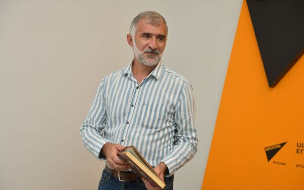 Ибрагим Чкадуа на презентация книги - Sputnik Абхазия