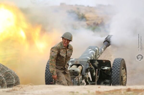 Армянский военный стреляет из артиллерийского орудия во время боя с азербайджанскими войсками в Нагорном Карабахе - Sputnik Абхазия