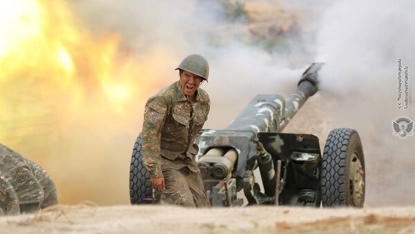 Армянский военный стреляет из артиллерийского орудия во время боя с азербайджанскими войсками в Нагорном Карабахе - Sputnik Абхазия