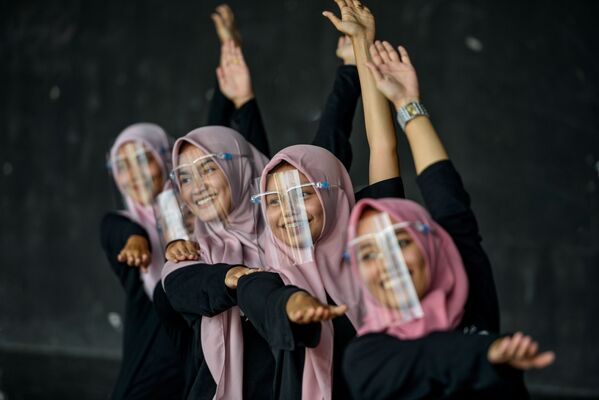 Девушки в защитных масках для лица во время тренировки в художественном и культурном центре в Банда-Ачехе, Индонезия - Sputnik Абхазия
