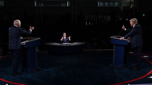 Действующий президент США Дональда Трампа и кандидат в президенты США Джо Байден во время первых дебатов в Кливленде, США - Sputnik Абхазия