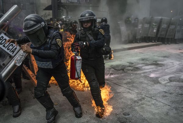 Сотрудники полиции на акция протеста в Международный день безопасных абортов в Мехико, Мексика - Sputnik Абхазия