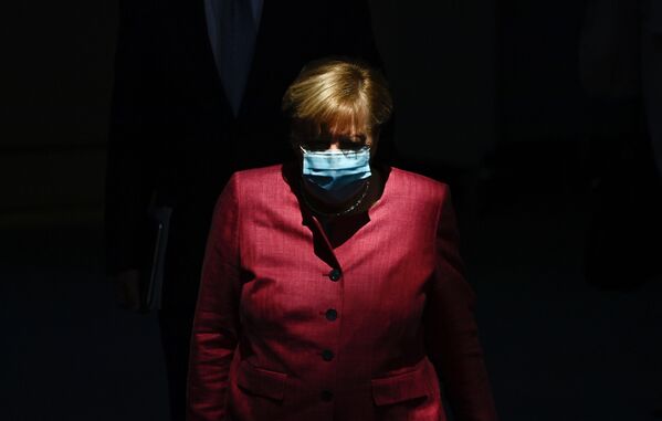 Канцлер Германии Ангела Меркель в защитной маске - Sputnik Абхазия