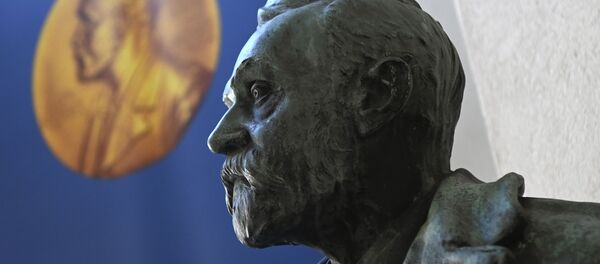Бюст Альфреда Нобеля перед объявлением лауреатов Нобелевской премии по физиологии и медицине 2020 года в Каролинском институте в Стокгольме Бюст Альфреда Нобеля перед объявлением лауреатов Нобелевской премии по физиологии и медицине 2020 года в Каролинском институте в Стокгольме - Sputnik Аҧсны