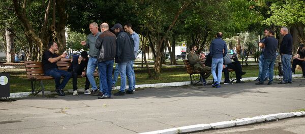 На площади Свободы собрались родственники и друзья помощника президента Абхазии по международным связям Ахры Авидзба - Sputnik Абхазия