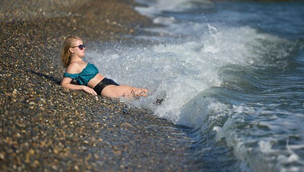 Девушка на пляже  - Sputnik Абхазия