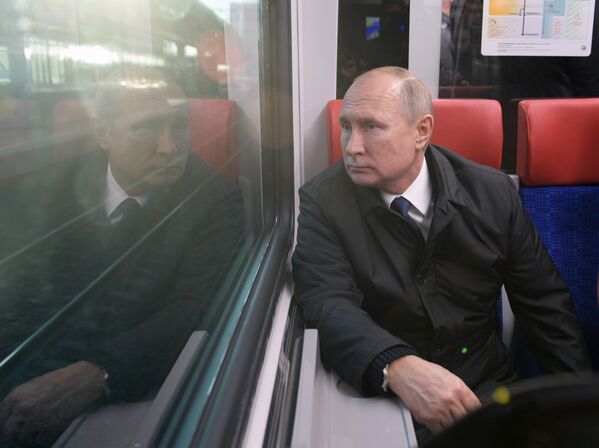 Владимир Путин во время поездки на Иволге по МЦД - Sputnik Абхазия