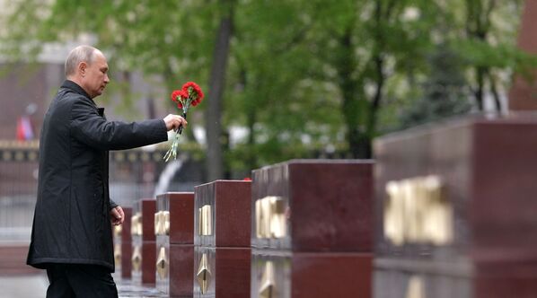 Президент РФ В. Путин возложил цветы к Могиле Неизвестного Солдата в Александровском саду - Sputnik Абхазия