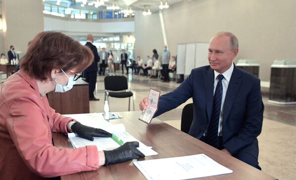 Владимир Путин во время голосования по вопросу одобрения изменений в Конституцию - Sputnik Абхазия