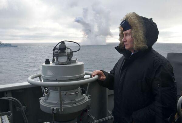 Владимир Путин наблюдает за ходом совместных учений Северного и Черноморского флотов в Черном море с борта ракетного крейсера Маршал Устинов - Sputnik Абхазия