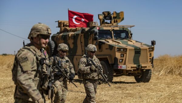 Американские войска проходят мимо турецкой военной машины во время совместного с турецкими войсками патрулирования в сирийской деревне аль-Хашиша на окраине города Таль-Абьяд вдоль границы с турецкими войсками, 8 сентября 2019 года. - Sputnik Абхазия