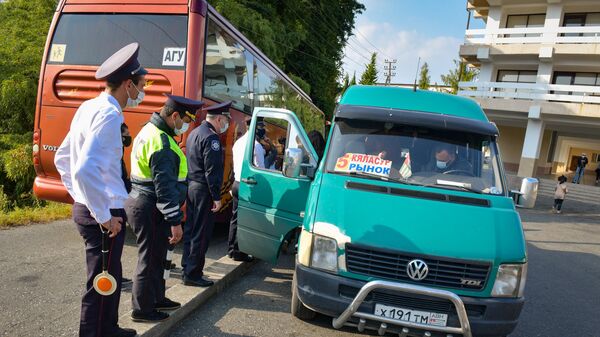 Рейд милиции по соблюдению антиковидных мер на транспорте - Sputnik Абхазия