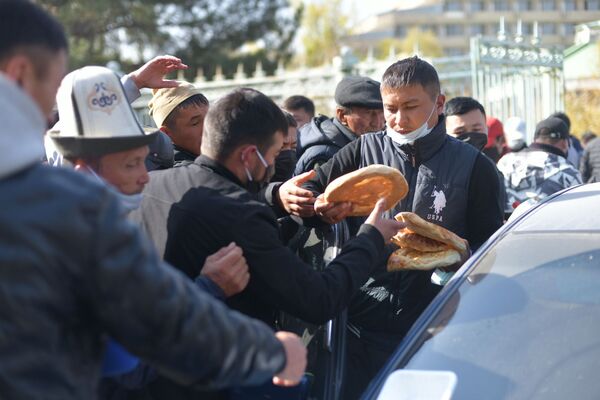 Раздача хлеба митингующим у гостиницы Иссык-Куль в Бишкеке - Sputnik Абхазия