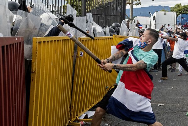Протестующие против увеличения налогов во время столкновения с полицией в Сан-Хосе, Коста-Рика. - Sputnik Абхазия