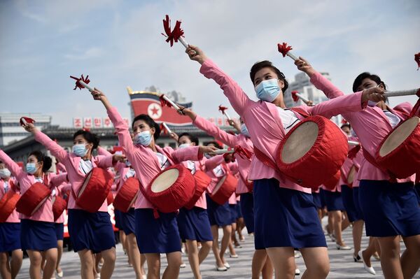 Многотысячный митинг в масках на площади Ким Ир Сена в Пхеньяне, посвященный началу 80-дневной кампании в поддержку предстоящего 8-го съезда Рабочей партии Кореи, который состоится в январе 2021 года, КНДР - Sputnik Абхазия