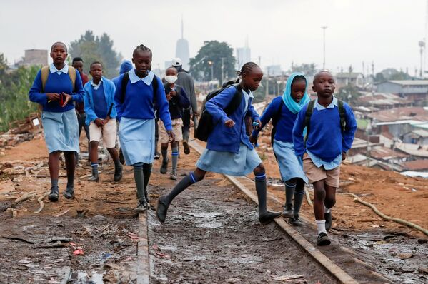 Школьники идут на учебу по железнодорожным путям в Найроби, Кения - Sputnik Абхазия
