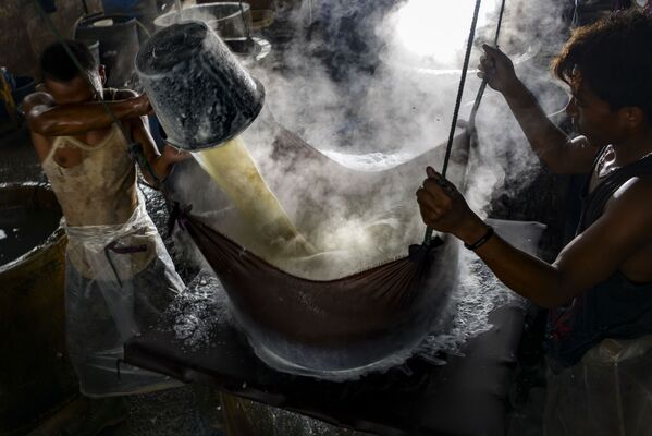 Рабочие делают тофу из соевых бобов в Банда-Ачех, Индонезия  - Sputnik Абхазия