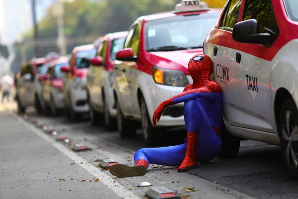 Человек в костюме человека-паука около автомобилей такси во время протеста таксистов против новых приложений для вызова машины в Мехико, Мексика. - Sputnik Абхазия