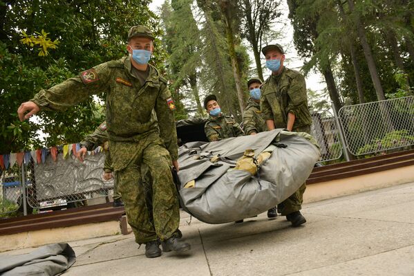 В составе мобильного медицинского подразделения было более 100 военнослужащих и около 30 единиц военной техники  - Sputnik Абхазия