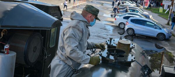 Специалист готовит тепловую машину с реактивным двигателем, с ее помощью обработали рынок аэрозольным дезинфецирующим раствором. Специалист готовит тепловую машину с реактивным двигателем, с ее помощью обработали рынок аэрозольным дезинфецирующим раствором. - Sputnik Аҧсны