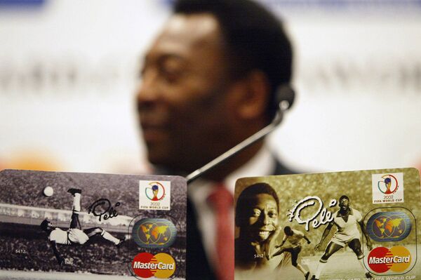 Легенда бразильского футбола Пеле сидит за кредитными картами MasterCard с его изображением, дает пресс-конференцию 28 июня 2002 года в главном пресс-центре Йокогамы.

 - Sputnik Абхазия