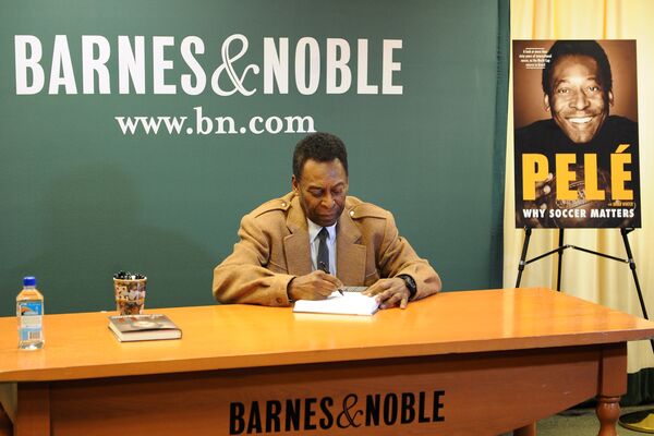 Пеле подписывает копии своей книги Почему футбол имеет значение в Barnes & Noble, 5-я авеню, 1 апреля 2014 года в Нью-Йорке.

 - Sputnik Абхазия